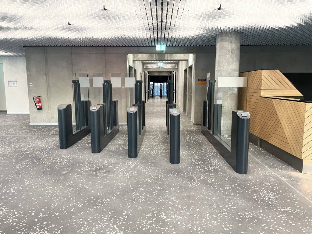 23-buerohaus-berlin-sensorschleuse-hsb-e12-mit-sonderfarbbeschichtung-1536x1152