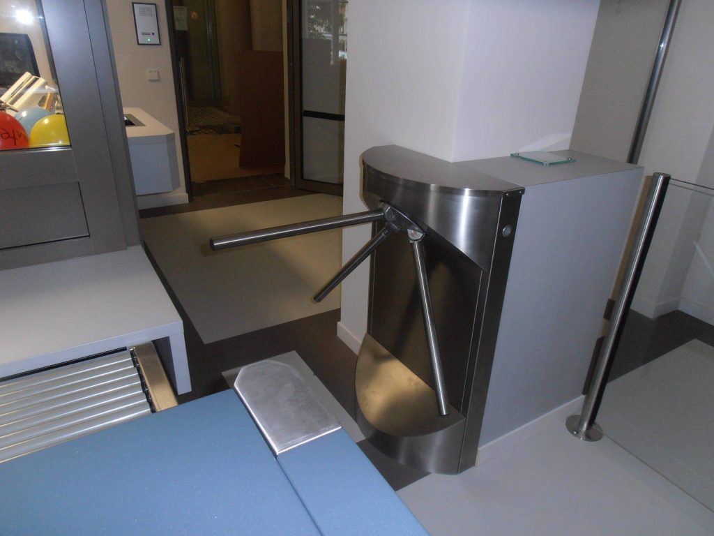 amtsgericht-potsdam-drehsperre-als-kontrollierter-zugang-scaled