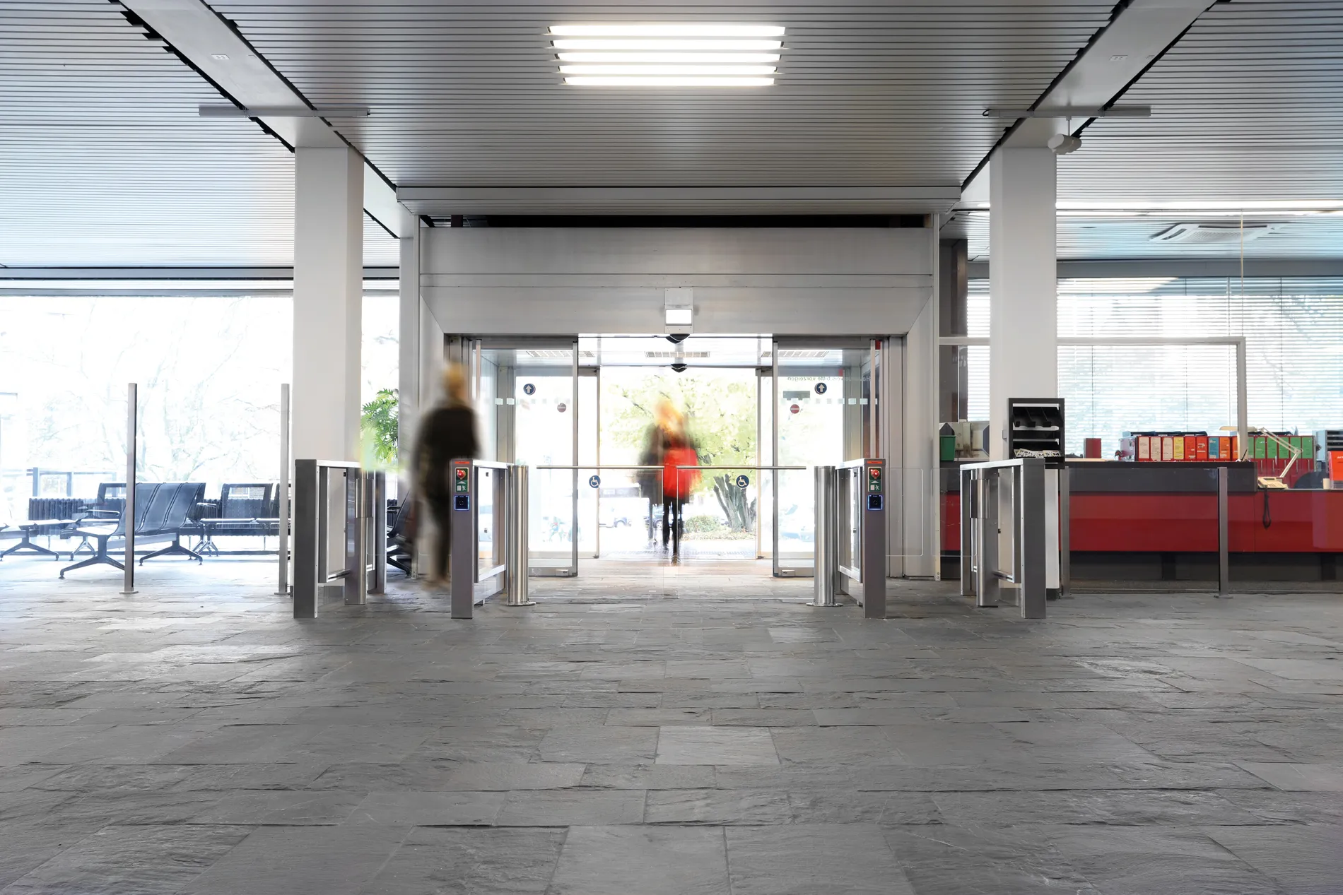 Passende Schwenktürsysteme für Innen- und Außenbereiche
